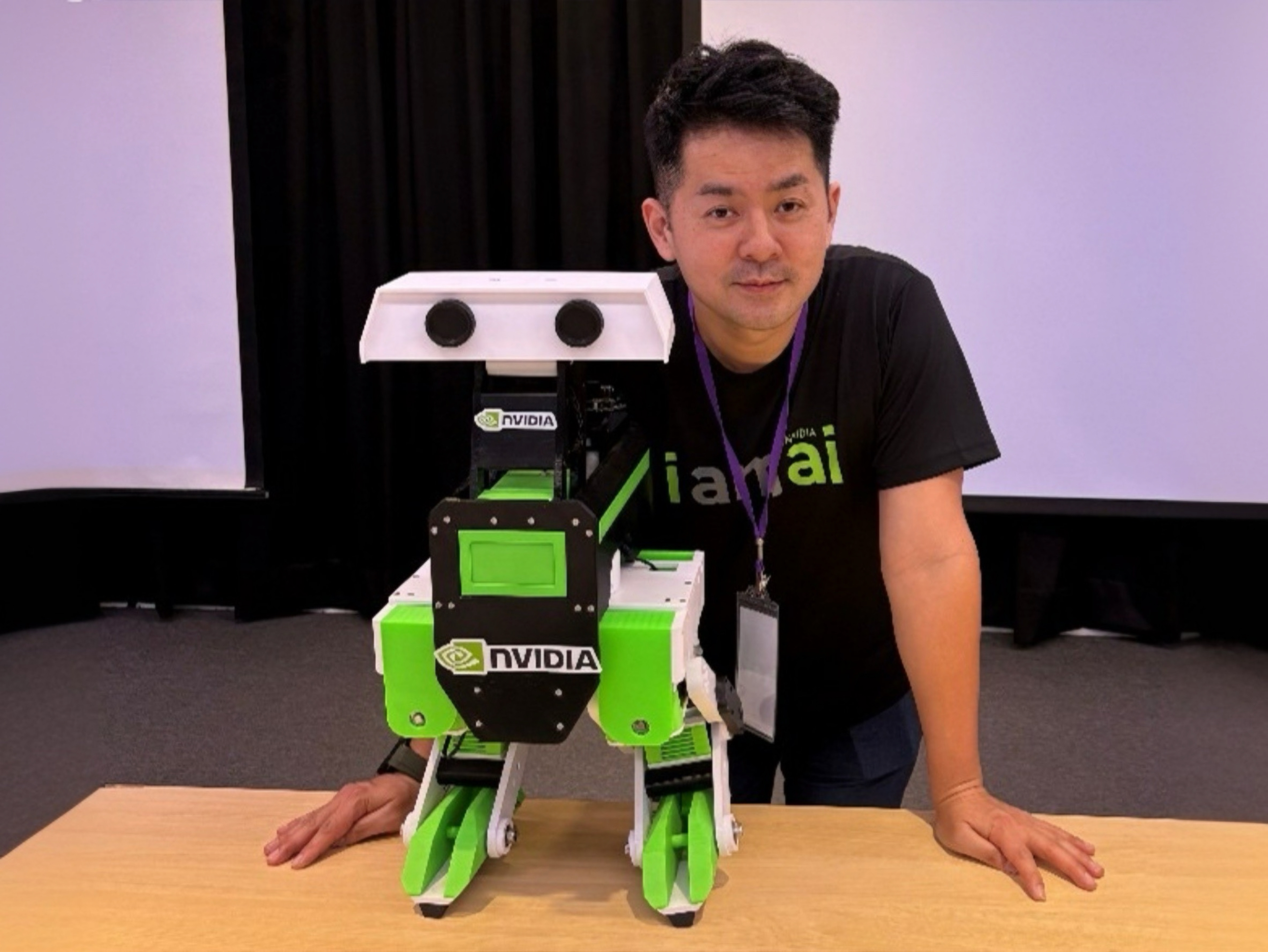 活動現場將帶來復刻自NVIDIA GTC大會的二足型機器人,搭載動作 AI 模型與數位孿生技術,展現靈活步伐與趣味互動。